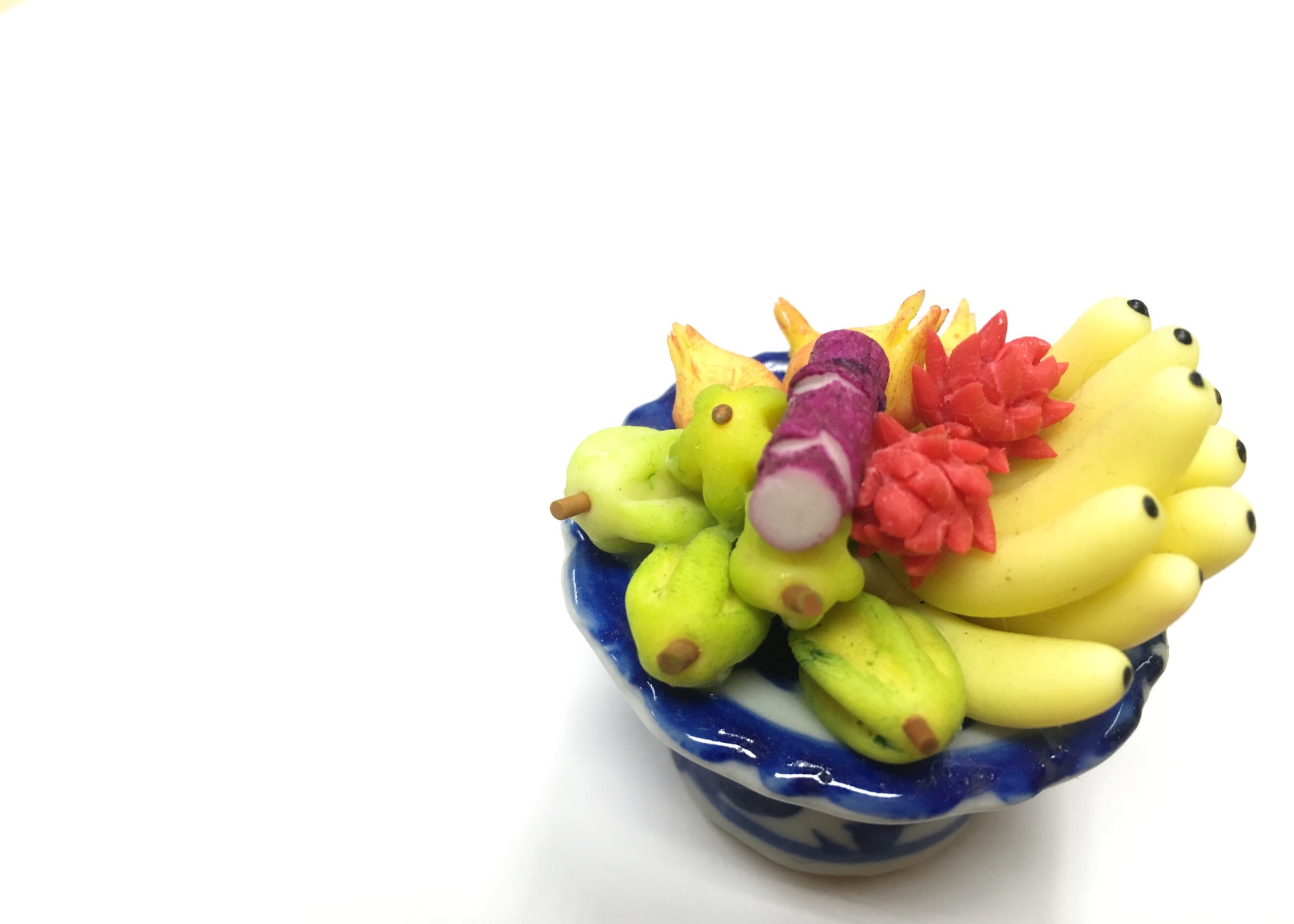 Plate of reflux-friendly foods like oatmeal and bananas